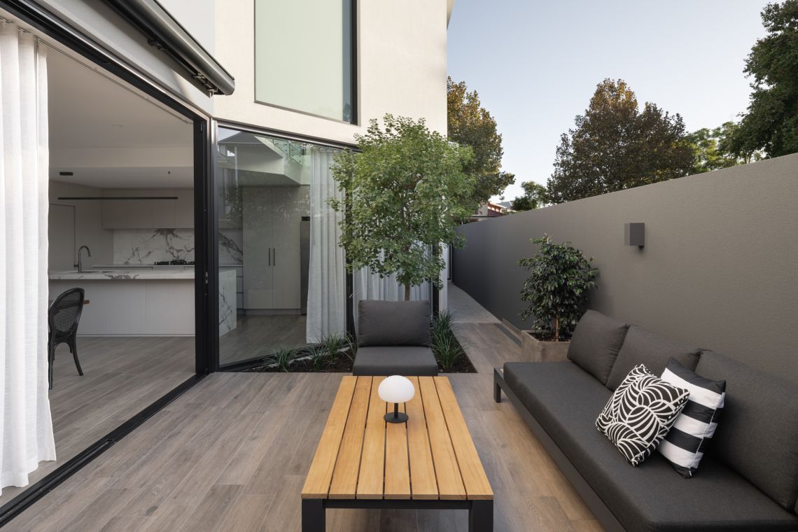 Timber deck courtyard with outdoor lounge beside the kitchen in Applecross